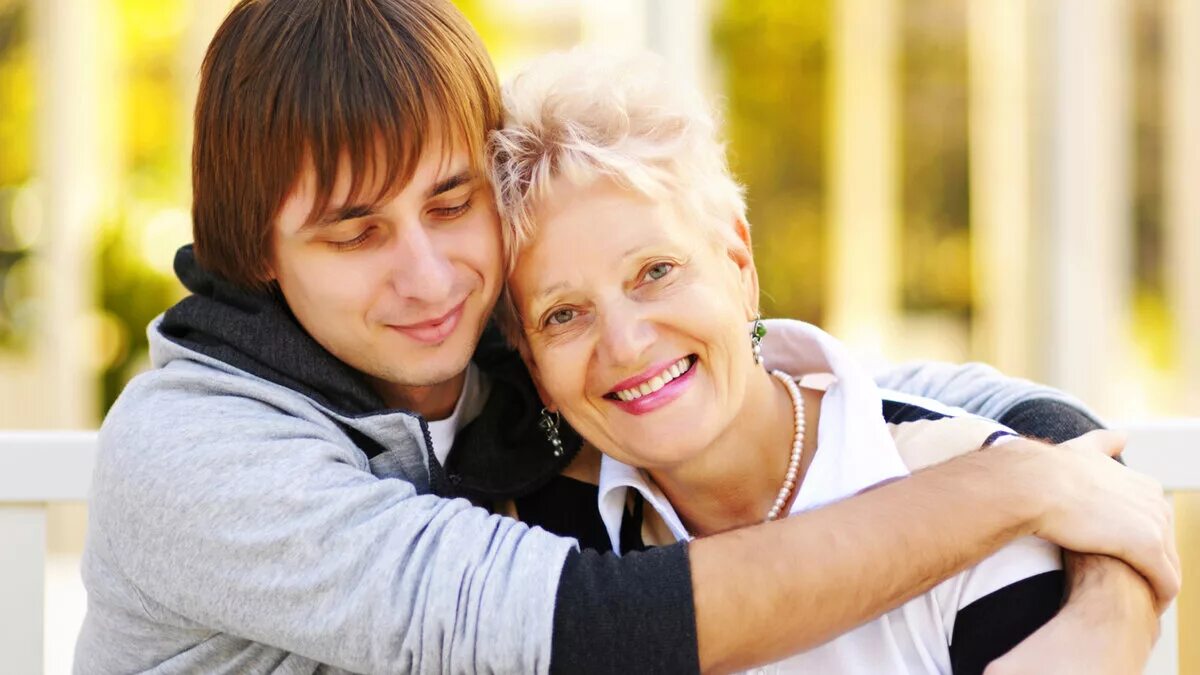 Молодые пары. Top 10 canadian older woman & younger man relationship movies. Парень старше. Женщины любят молодых. Фотосессия взрослой пары.