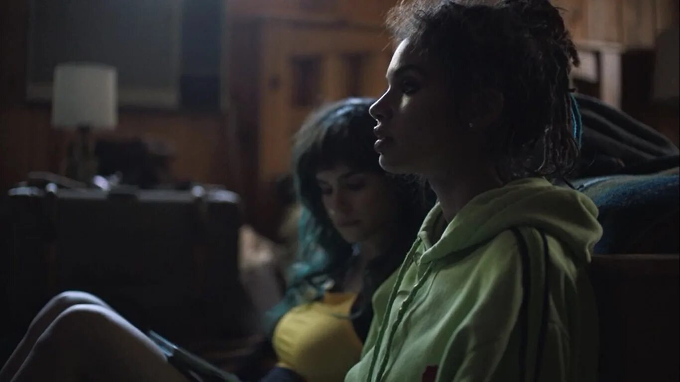 She doesn't mind шон пол. She doesn t look well. She love или loves. To of или about. She doesn t look well.