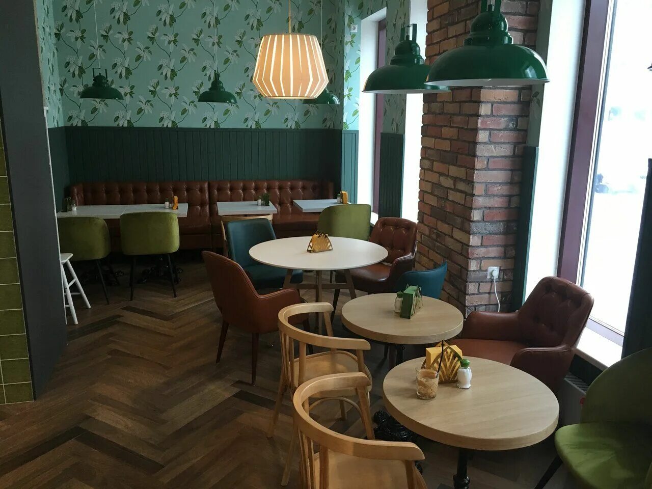 Молодо зелено кафе Варшавское шоссе. Зеленые кафе Москвы. Зеленый стул для кафе. Кафе салатовый. Зеленое кофейня