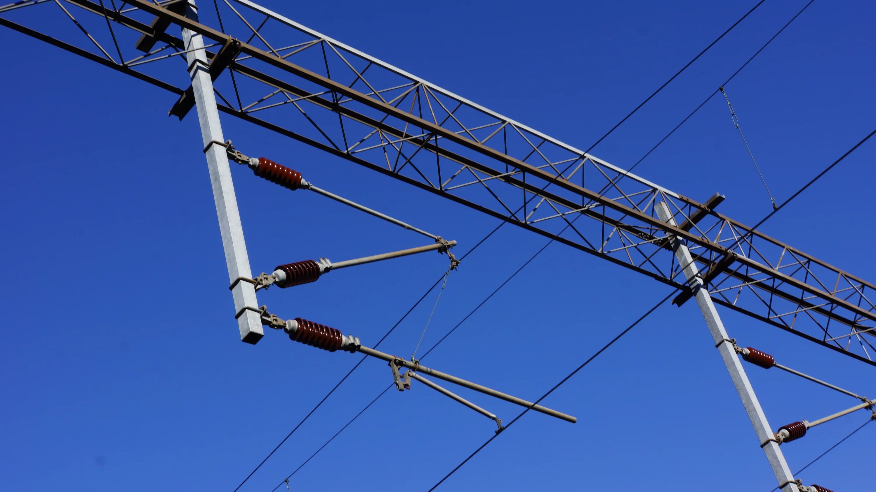 Переменная контактная сеть. Опоры контактной сети железных дорог. Опора контактной сети жд. Двухпроводная контактная сеть. Контактная сеть мшк1-10-100.