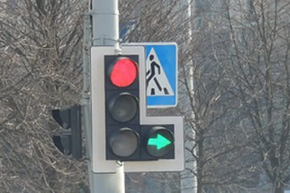 Дополнительная зеленая стрелка на светофоре налево. Светофор с доп секцией. Светофор со стрелкой. Дополнительная секция светофора со стрелкой. Дополнительная стрелка на светофоре.