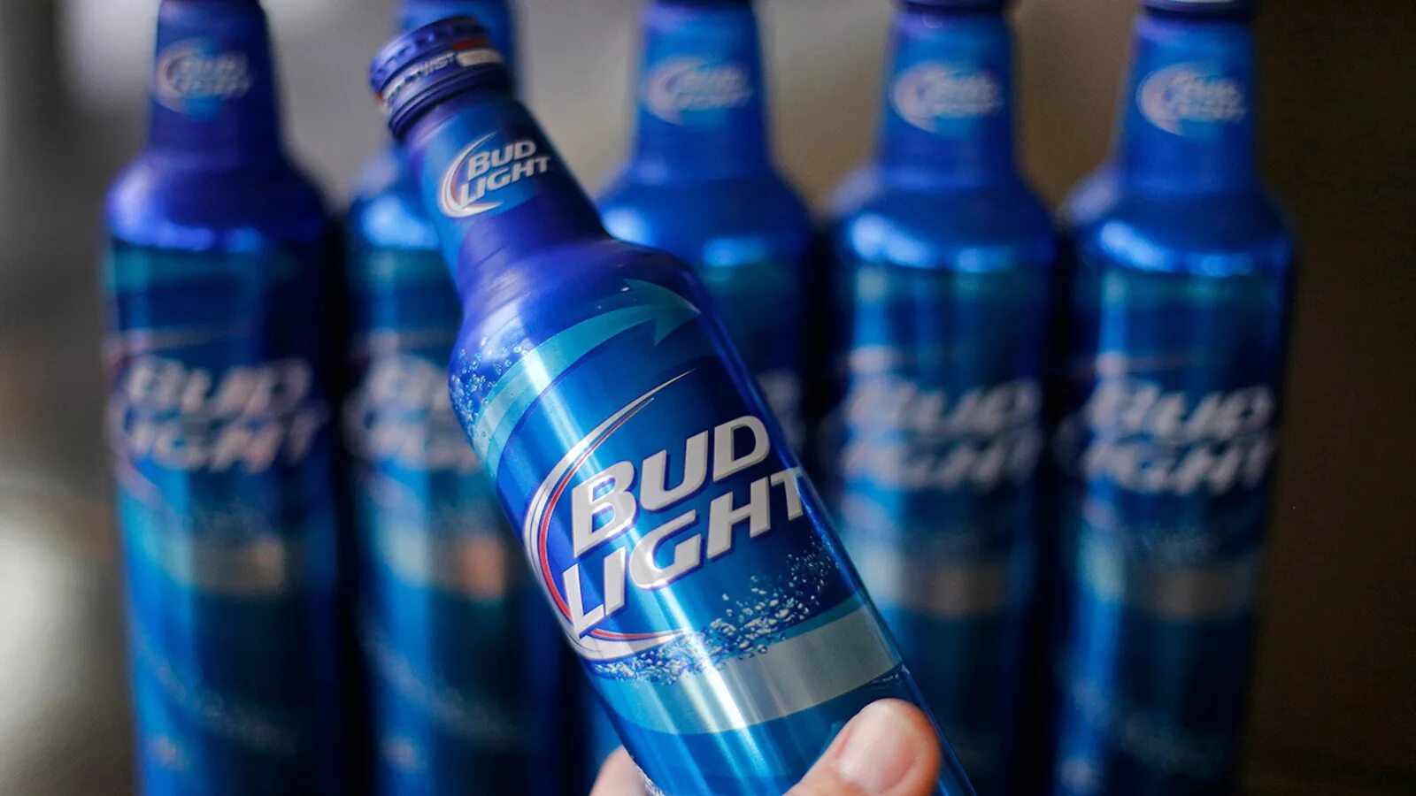 Пиво bud light. БАД Лайт пиво. Bud Light американское. Американское пиво Bud Light. БАД Лайт синий пиво.