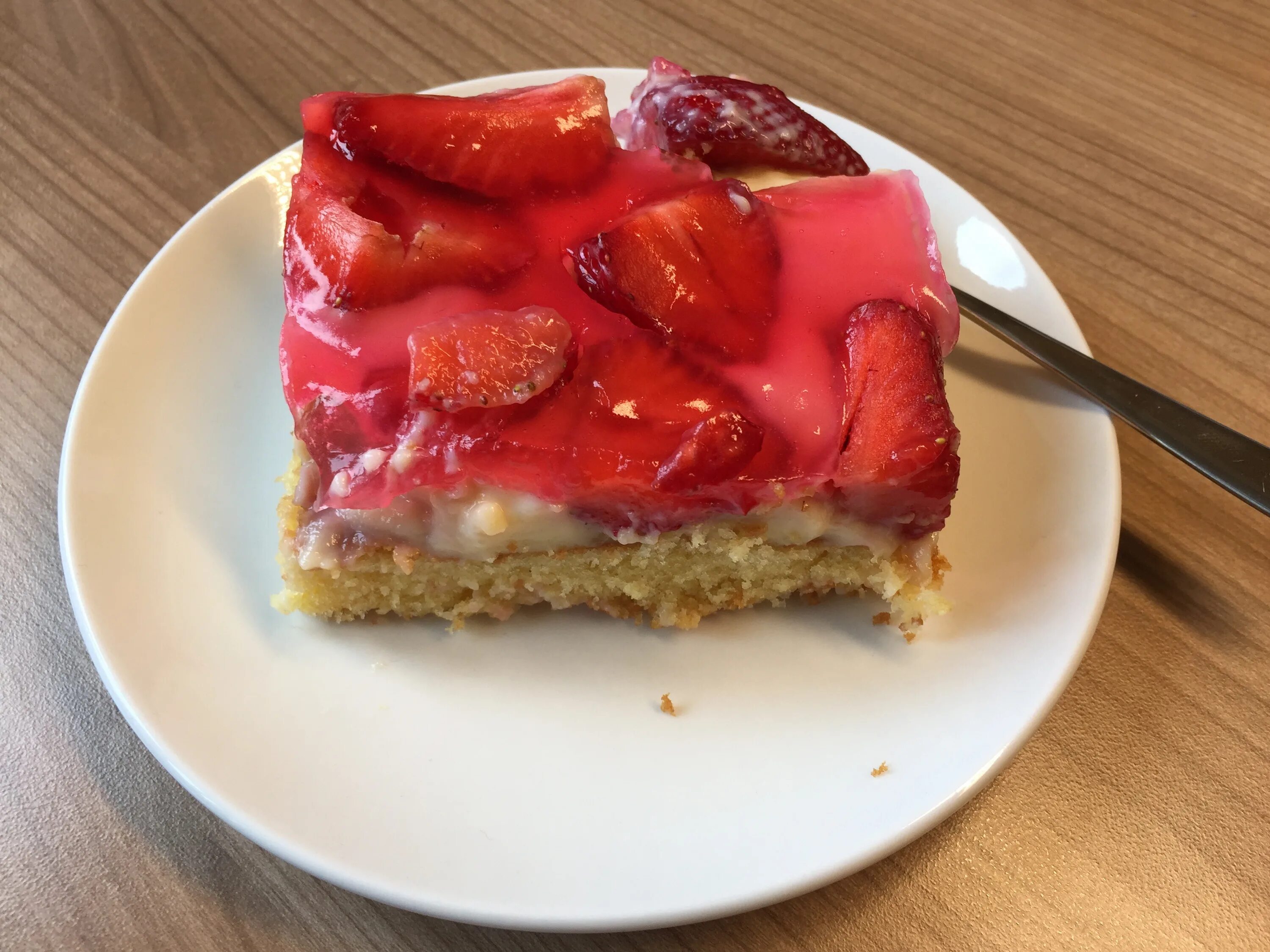 Сонник есть пирог. Клубничный пирог. кусок пирога с клубникой. кусок торта с клубникой. клубничный чизкейк.