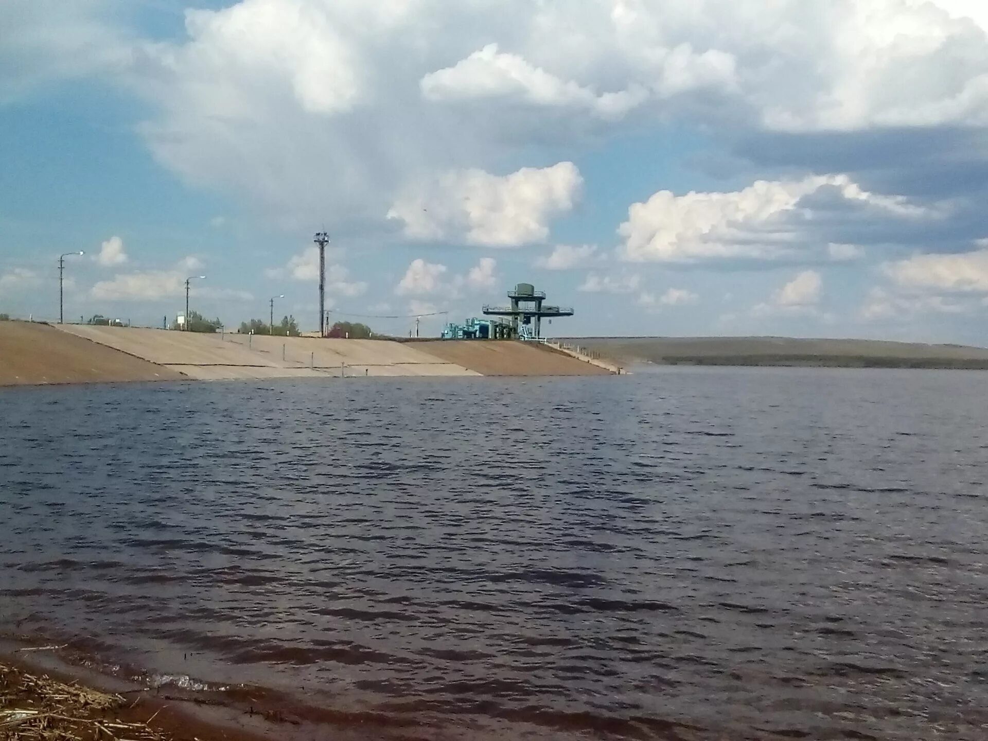 Сброс воды в сорочинском водохранилище. Сорочинское водохранилище. Сорочинск водохранилище. Сорочинское водохранилище Оренбургской. Сорочинск Оренбургская область водохранилище.