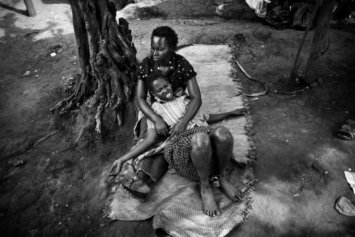 Африканские рабы в кандалах. Грязная негритянка