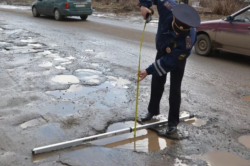 Контроль качества дороги. Измерение ям на дороге. Ровность дорожного покрытия. Замерить яму на дороге. Выбоина на дороге.