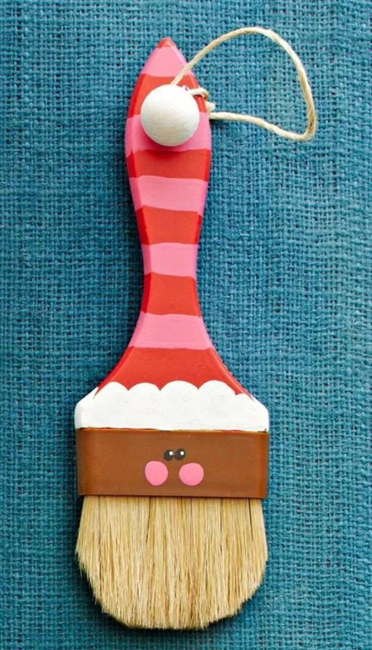 Елочная игрушка кисточка. Елочная игрушка из кисточки. Елочная игрушка из кисточки. Елочные игрушки из кисточки малярной. Новогодние украшения вектор.