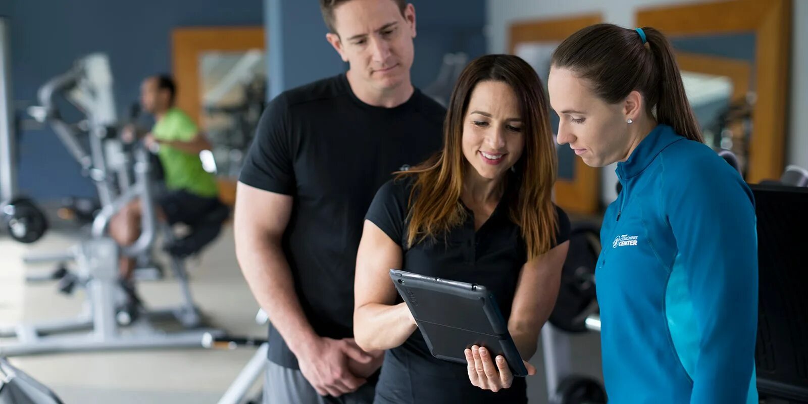 Тренер в спортзале. Training post. Заниматься спортом. Тренировка в зале. Персональные тренировки в тренажерном зале.