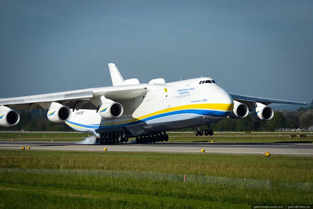 Самый большой самолет в мире. АН-225 Мрия. Самолет Мрия АН-225. Самый большой самолет в мире АН-225 Мрия. Антонов 225 Мрия.