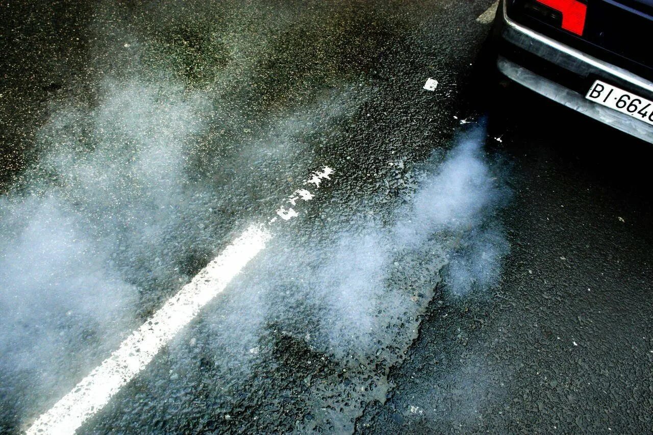 Выхлопные газы автомобилей воздух. Загрязнение от автомобилей. Выхлопы автомобилей. Выхлопные ГАЗЫ. Загрязнение воздуха автомобилями.