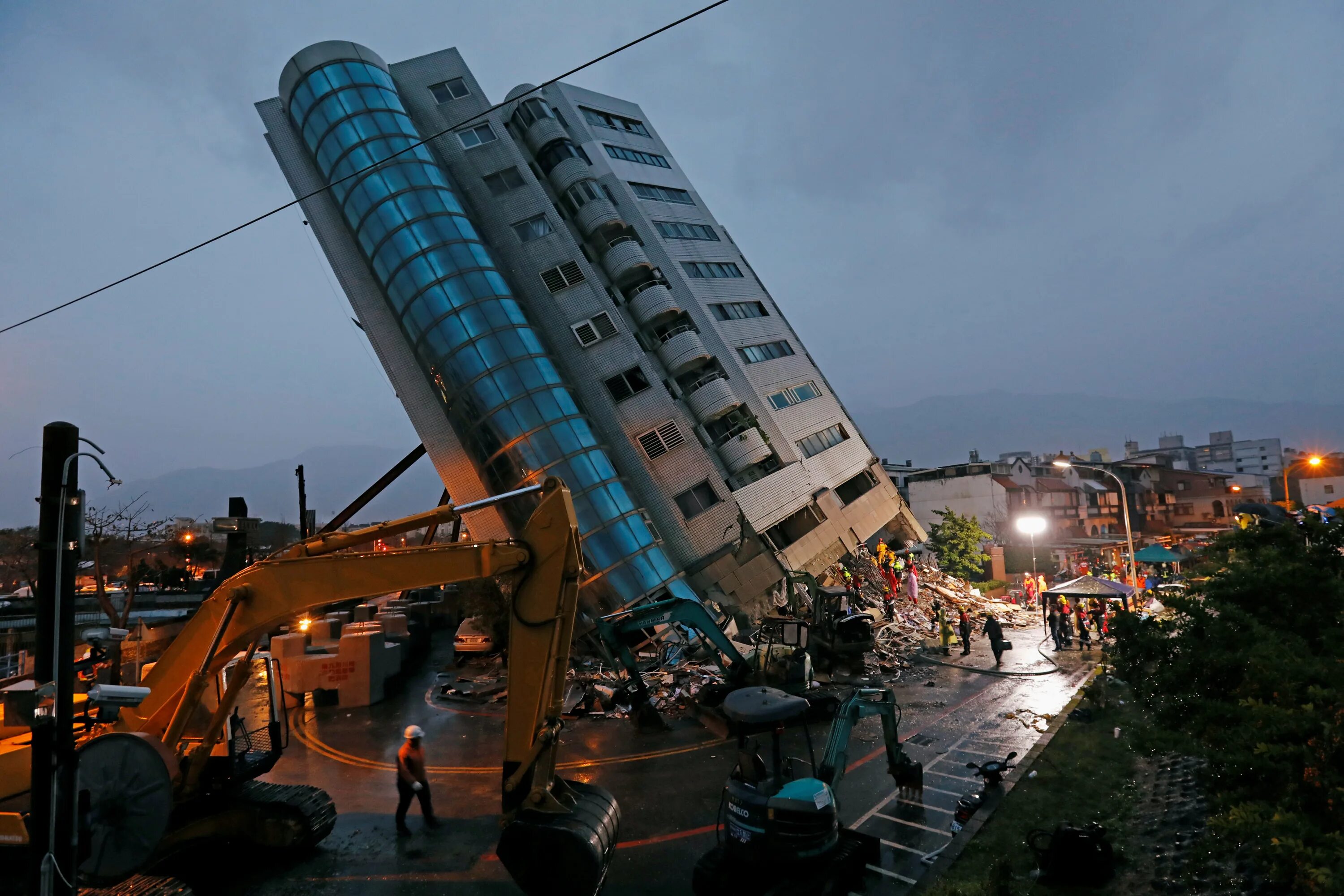Землетрясение на Тайване 1999. Тайвань землетрясение 2018. Тайвань ЦУНАМИ. Жилой дом Тайвань 1999 землетрясение.