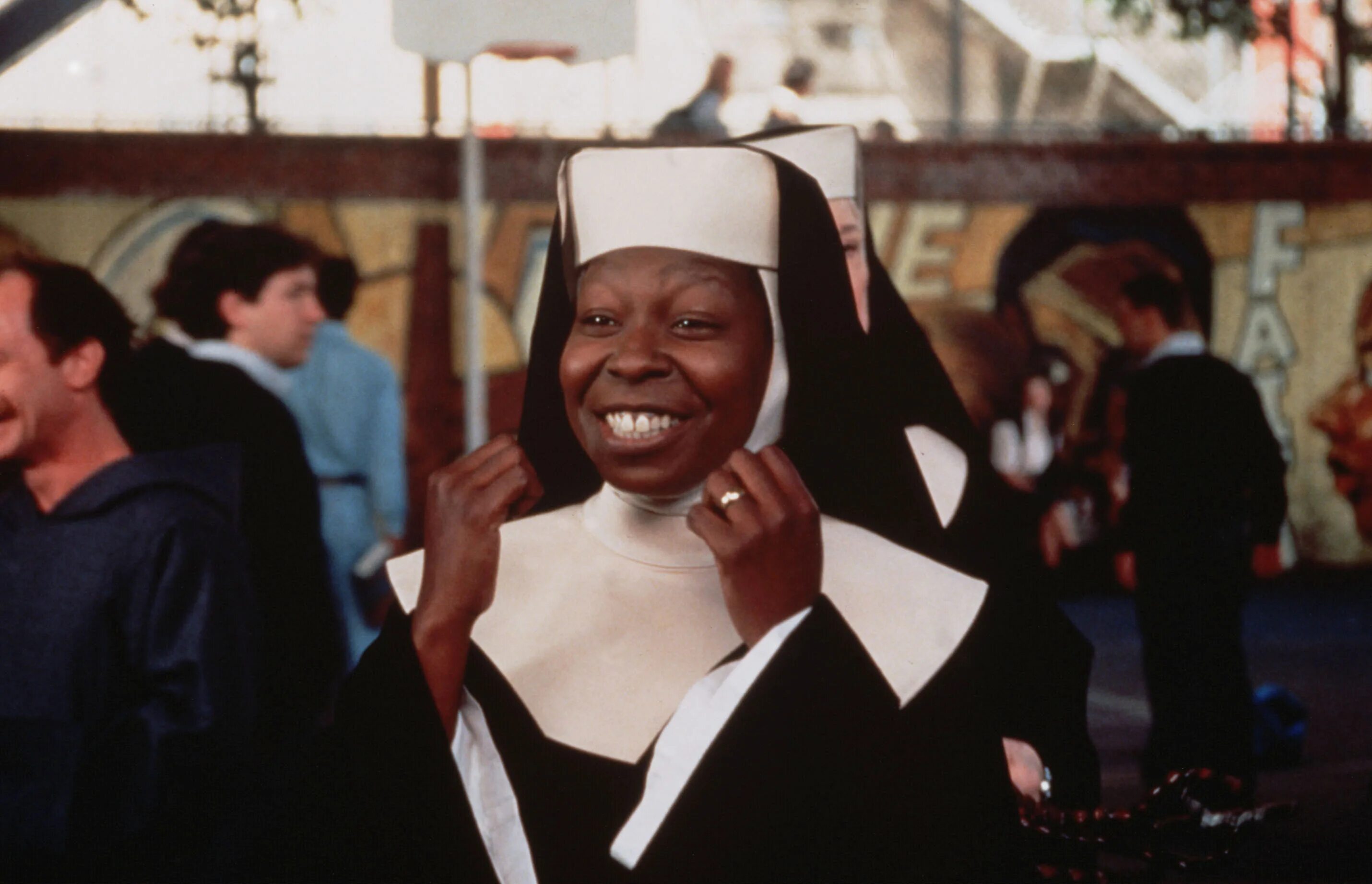 Притворился глухонемым в монастыре. Вупи Голдберг 1993. Вупи Голдберг сестра. Вупи Голдберг монахиня. Вупи Голдберг 1980.
