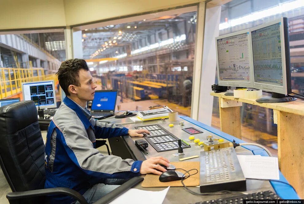 Диспетчер на заводе. Диспетчерская. Инженер асу тп. Диспетчер на заводе. Диспетчер.