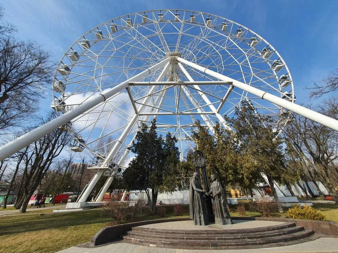 Парк октябрьской революции ростов на дону аттракционы. Парк горького аттракционы ростов. Ростов парк имени октябрьской революции. Парк октябрьской революции. Ростов парк октябрьской революции аттракционы.