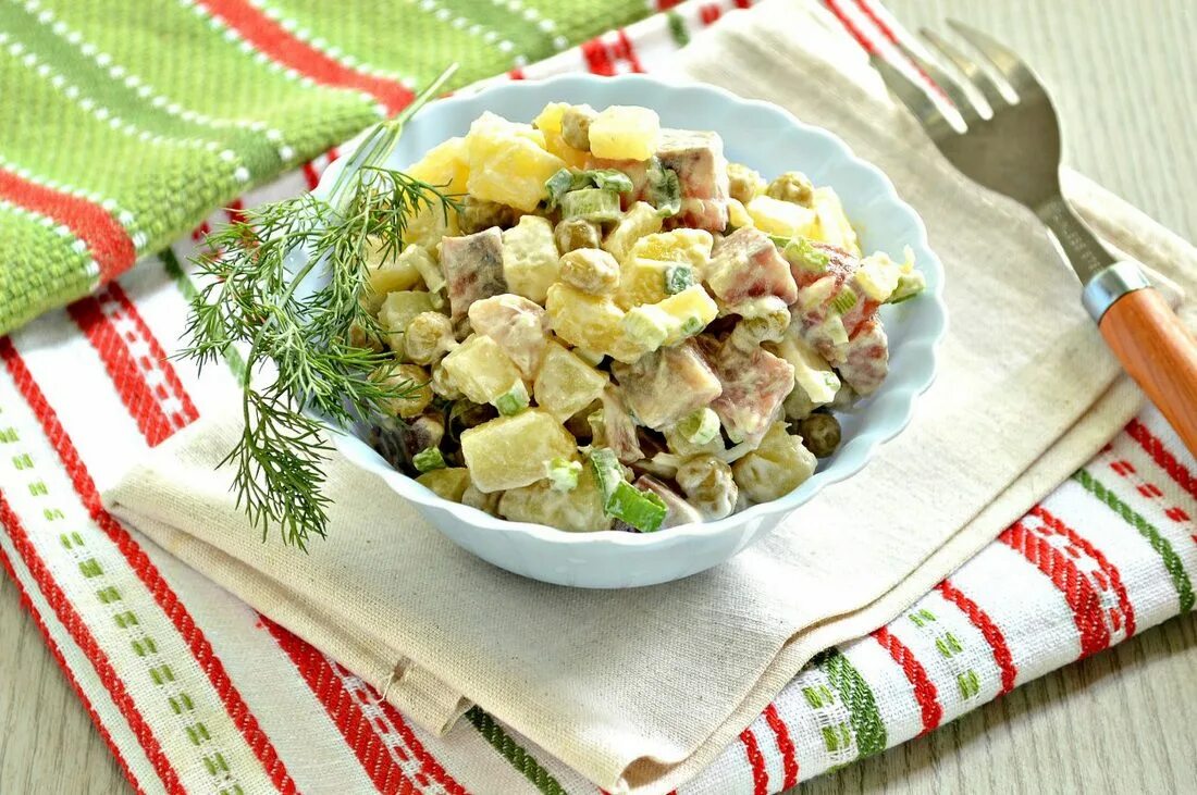 килька в томате. консервы. салат с сайрой и яйцом. рыбные консервы с луком. салат с сайрой и рисом.