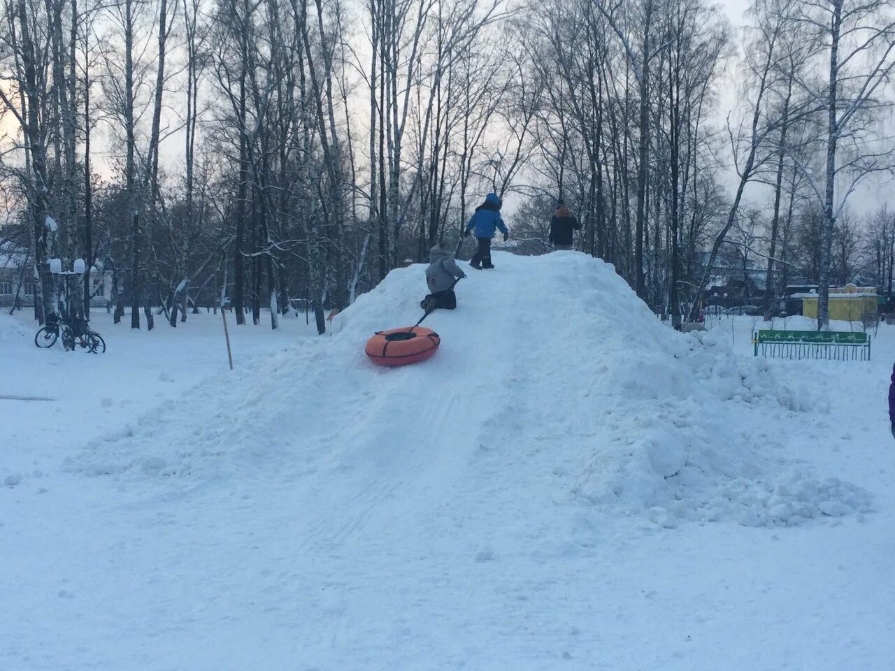 Горки зимой в детском саду. Ледовая горка во дворе. Горка во дворе. Снежная горка во дворе. Снежные постройки горки.