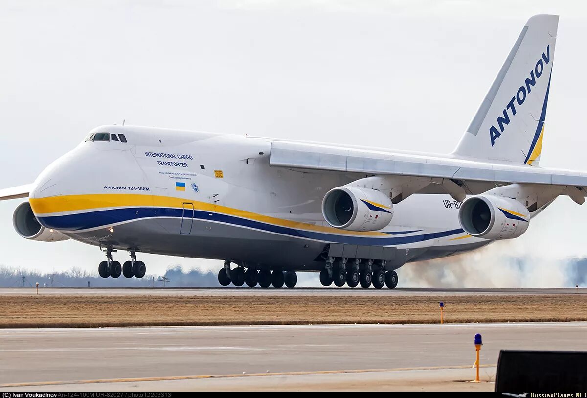 Первый грузовой самолет. Грузовой самолёт АН-124.