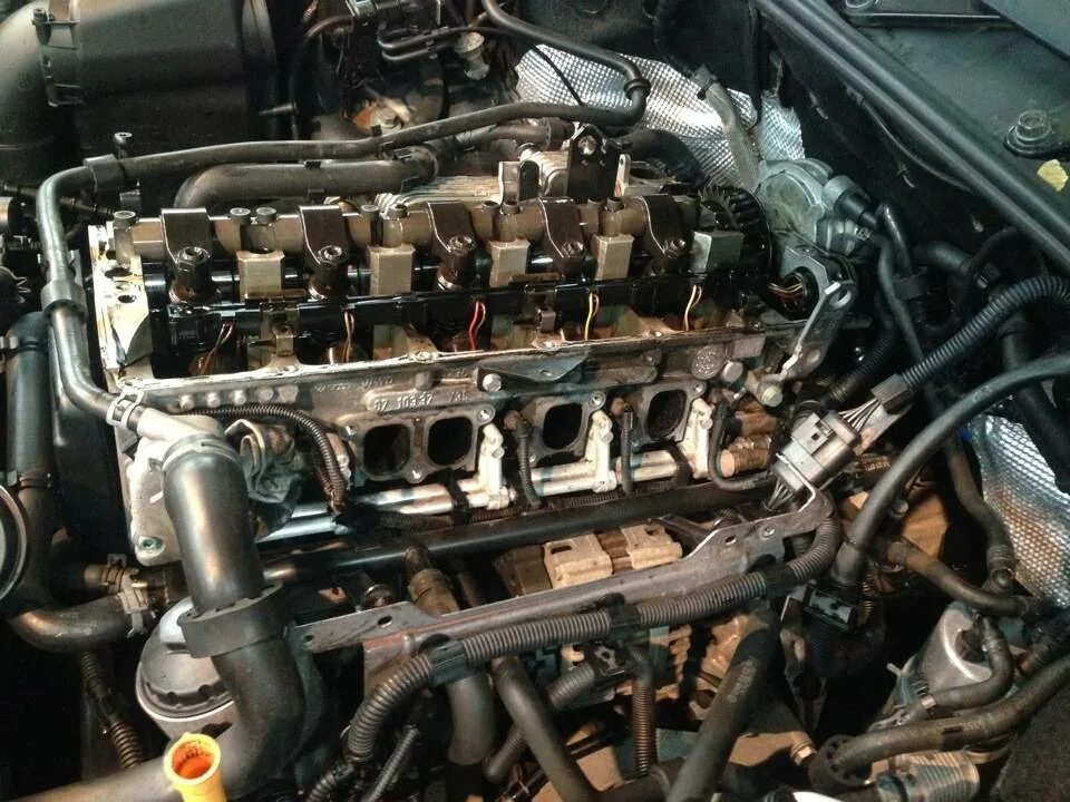 Очистка впуска дизельного двигателя. Чистка впускного коллектора двигателя f8. Егр на ленд крузер 200 4. 0 tdi. Система питания двигатели впускной и выпускной коллектор.