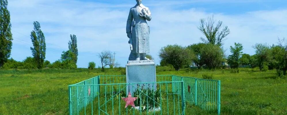 Александровское (александровский район). Александровский донецкая область. Александровский район украина. Братская могила с. Александровский район донецкая область на карте.