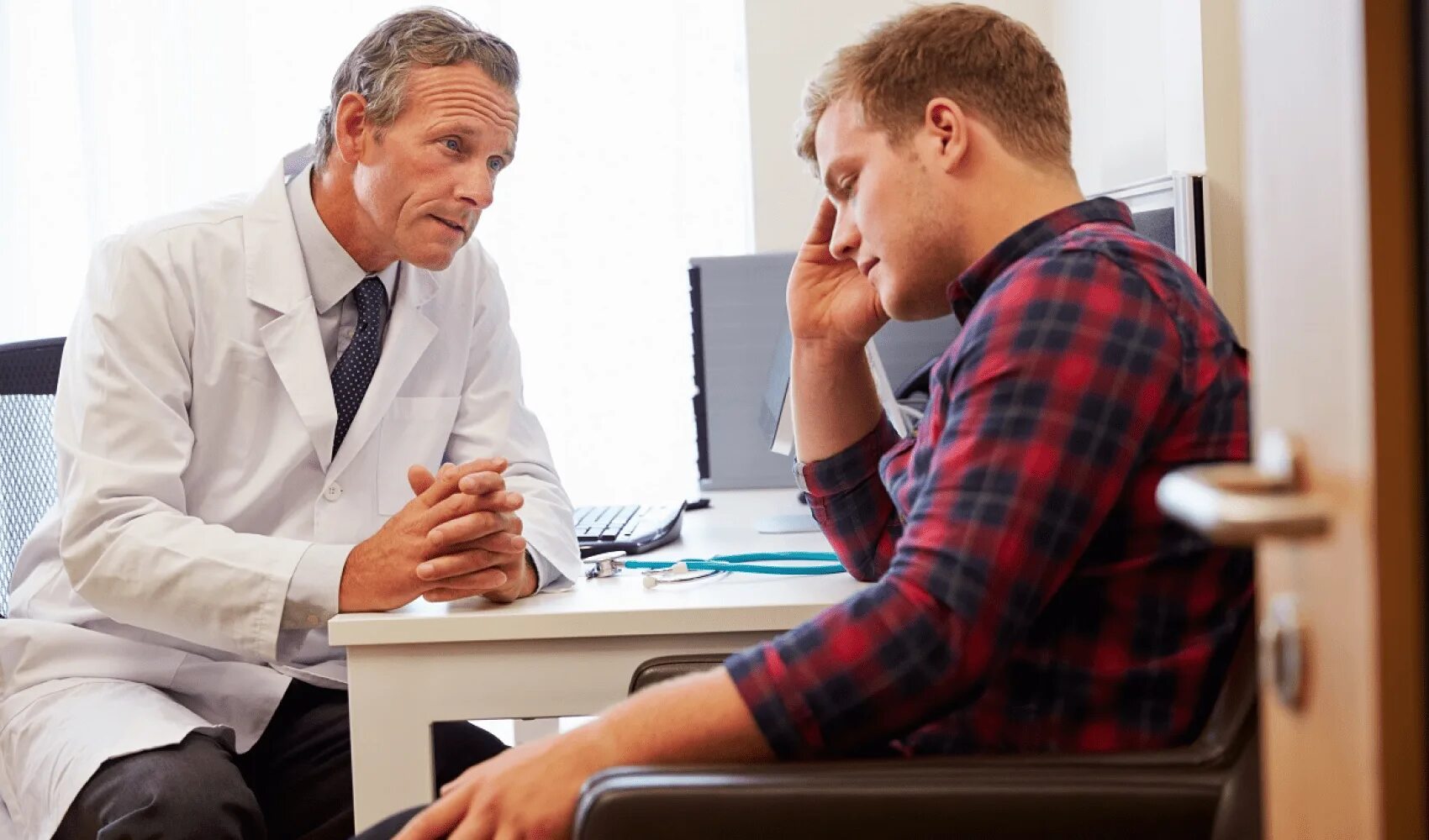 Депрессия пациента. У мужчины психиатрия. У мужчины психиатрия. Врач и пациент. У мужчины психиатрия.
