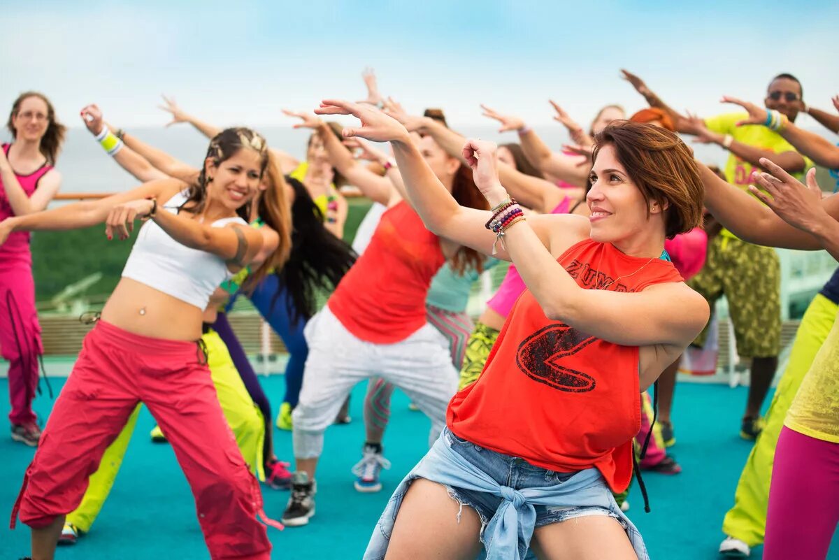 Зумба сентао. Танцы Zumba Fitness. Зумба занятия. Зумба танец. Зажигательные песни для настроения