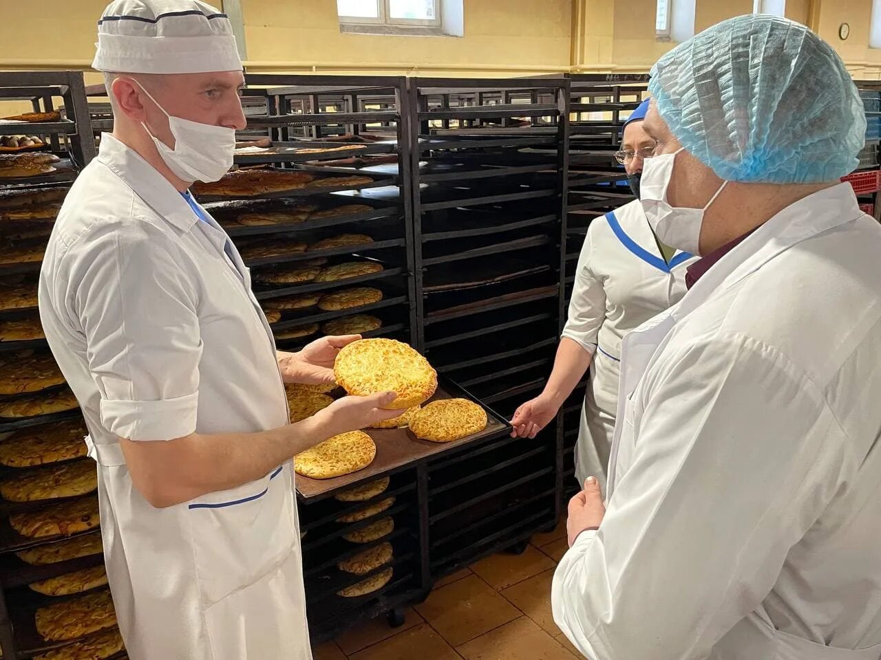 Ооо гурмания. Пекарня цех. Пекарня вывеска. Пекарь избербаш. Чудо пекарь магадан.