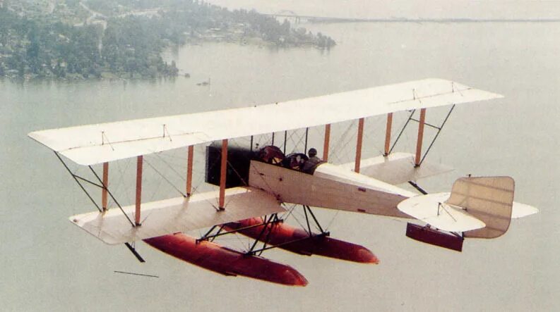 Самолет в небе. Крыло самолёта из окна. Почему воздушный шар поднимается вверх физика. Счастливый самолет. Высота на которой летают самолеты пассажирские.