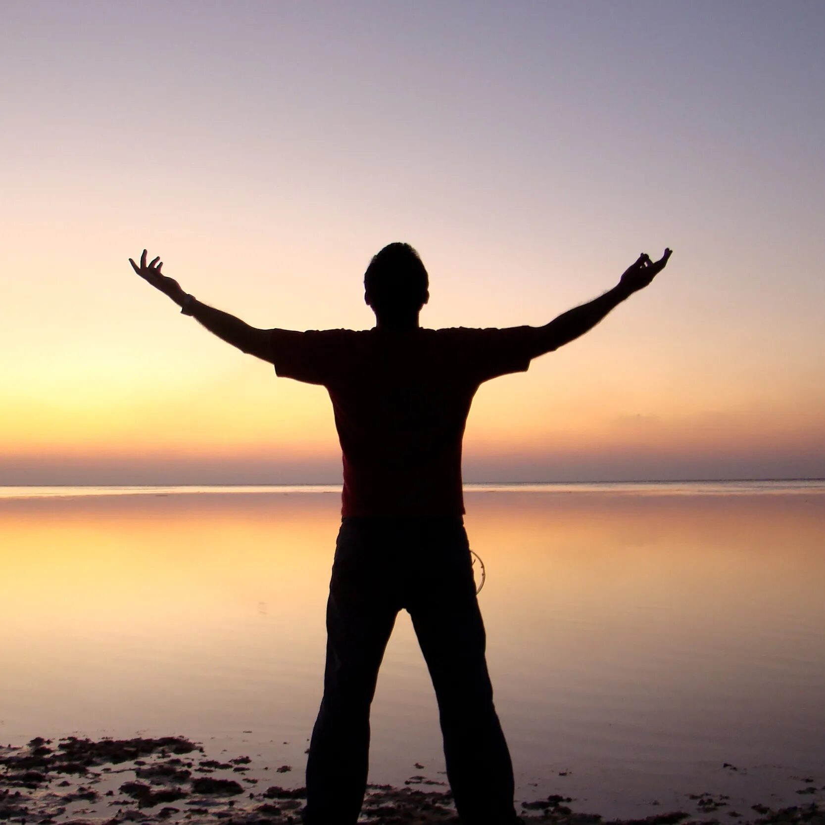 Над головой горизонт. Солнечное небо. Девушка на горе на закате. Человек на горизонте. Облака.