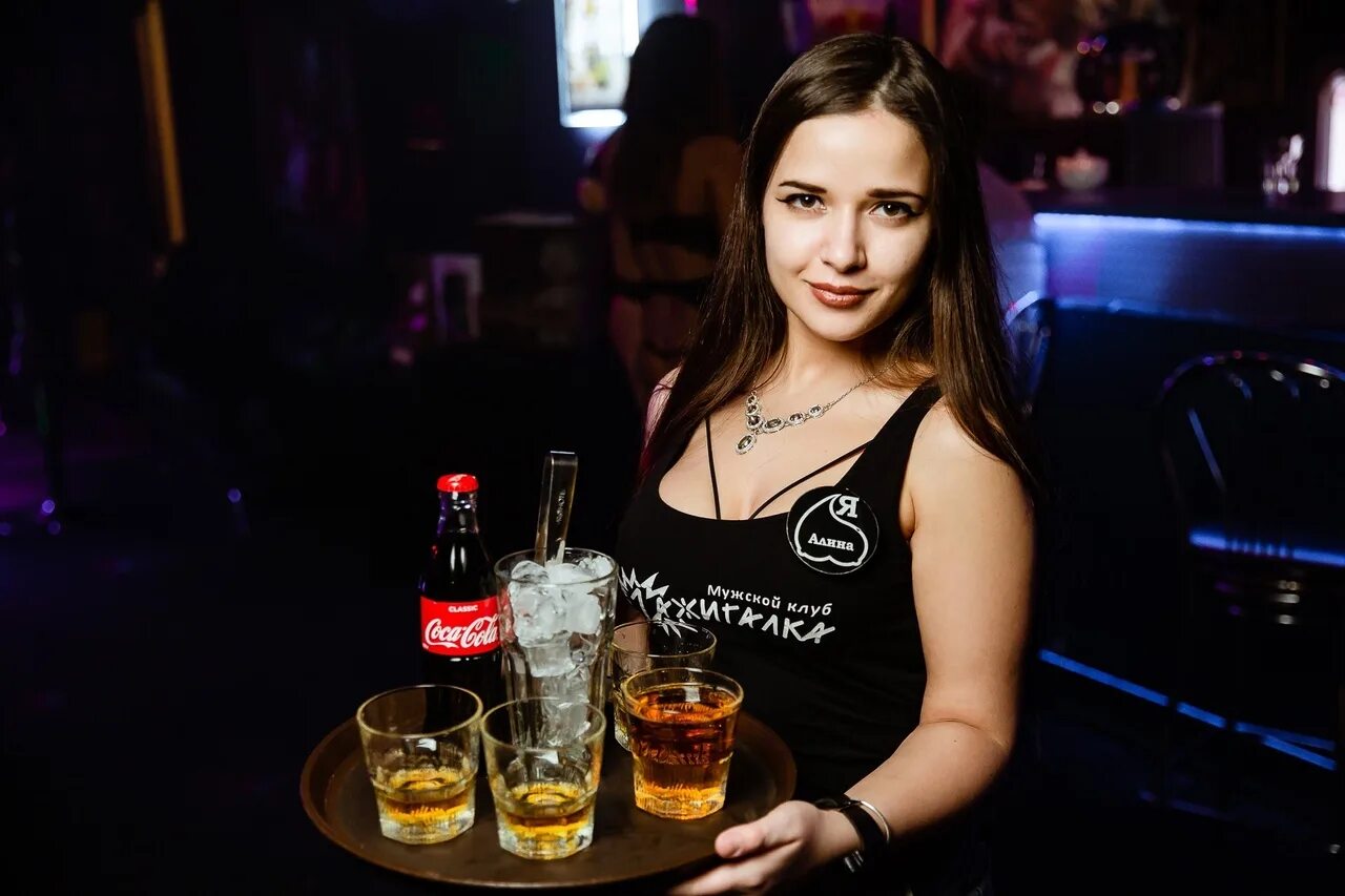 Девушка в баре. Официантка в ночном клубе. Текильщица. Девушка облокотилась на барную стойку. Девушки в баре москва.