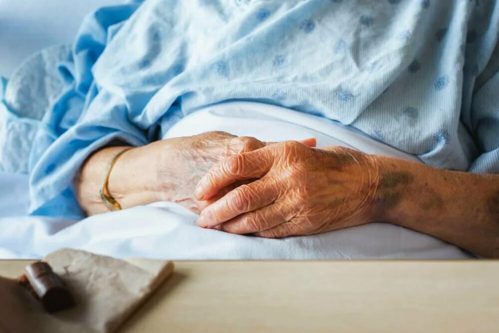 Пятна у пожилых людей. Возрастные пигментные пятна. Старческий (сенильный) кератоз. Хлоазма,лентиго,мелазма. Пятна у пожилых людей.