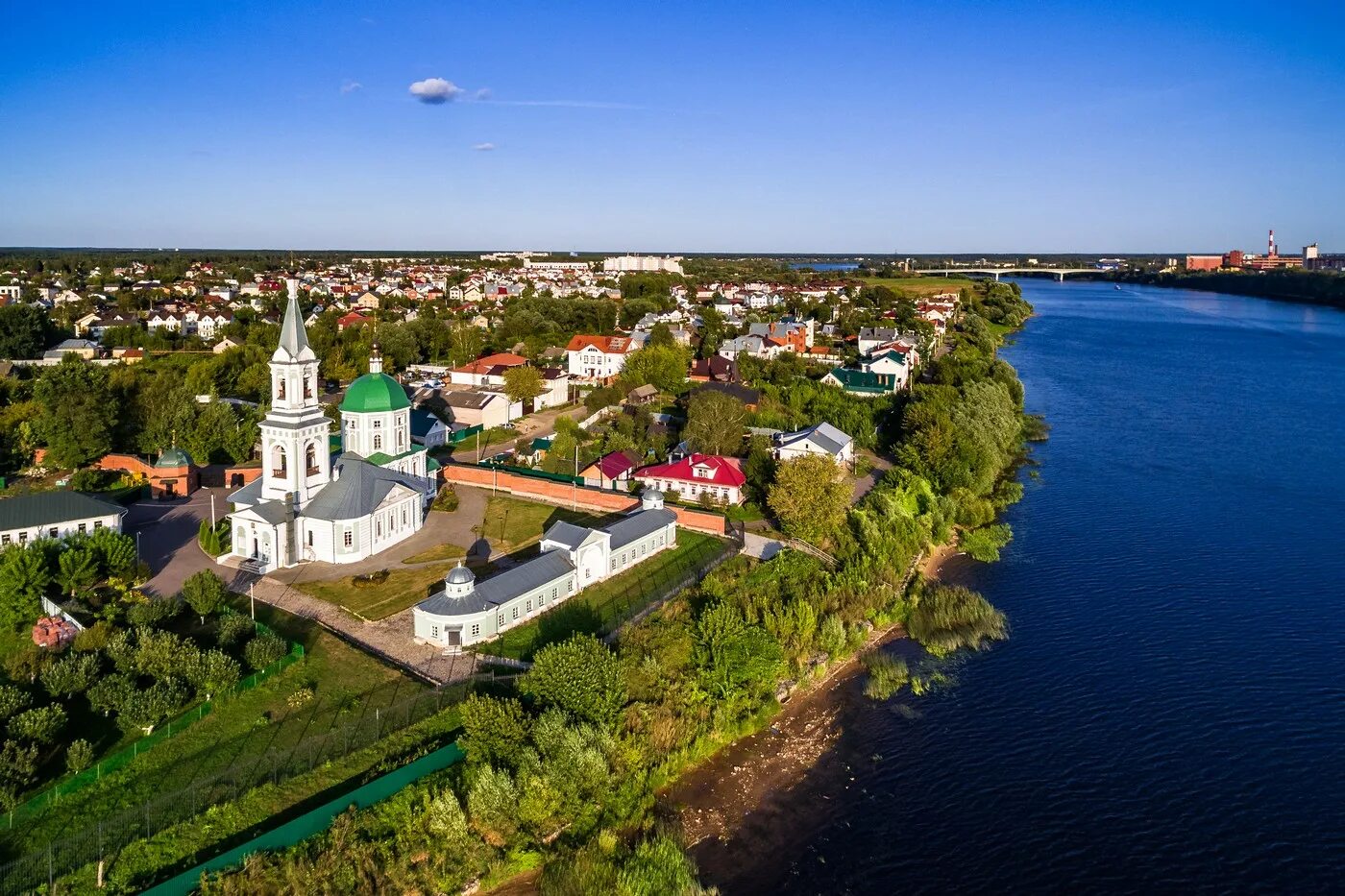 Тверь летнего. Екатерининский монастырь Тверь с высоты. Тверь с птичьего полета. Тверь вид сверху. Тверь Волга с высоты.