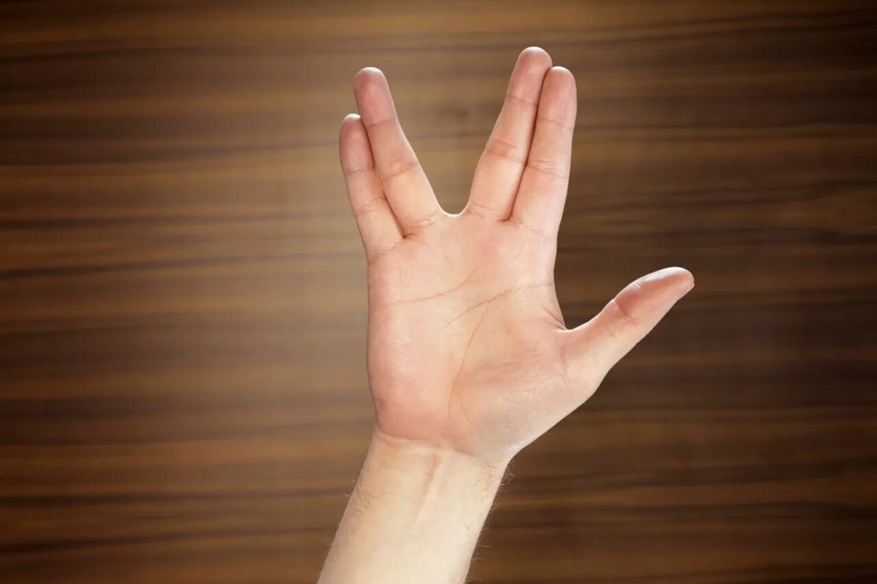 Четыре пальца на руке. Пальцы в разные стороны. Средний и безымянный палец. Жест два пальца в сторону. Приветствие пальцами.