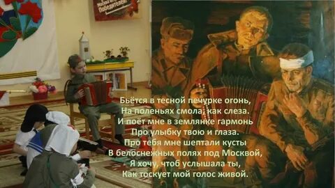 На поленьях смола как