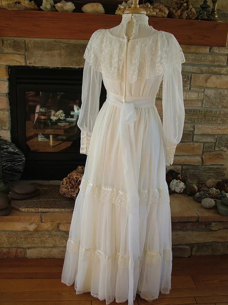 Платья под старину. Свадебное платье Gunne Sax. Винтажные платья. Платье в старинном стиле. Винтажные платья длинные.