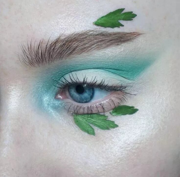 Акварельный макияж техника. Макияж эстетичный зеленый. Акварельный макияж глаз. Зеленый макияж Эстетика. Макияж с зелеными ветками.