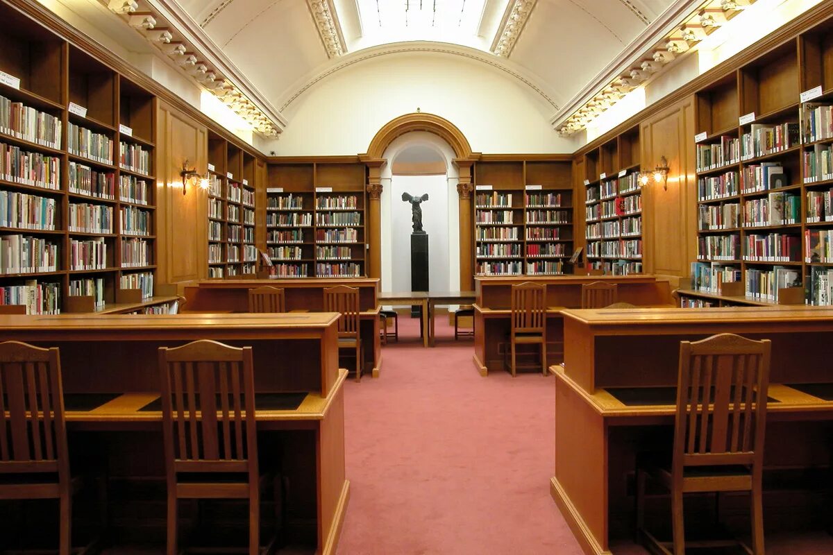Итон колледж в Англии комнаты. Итонский колледж библиотека. Итон колледж внутри. Библиотека в английской школе. College library
