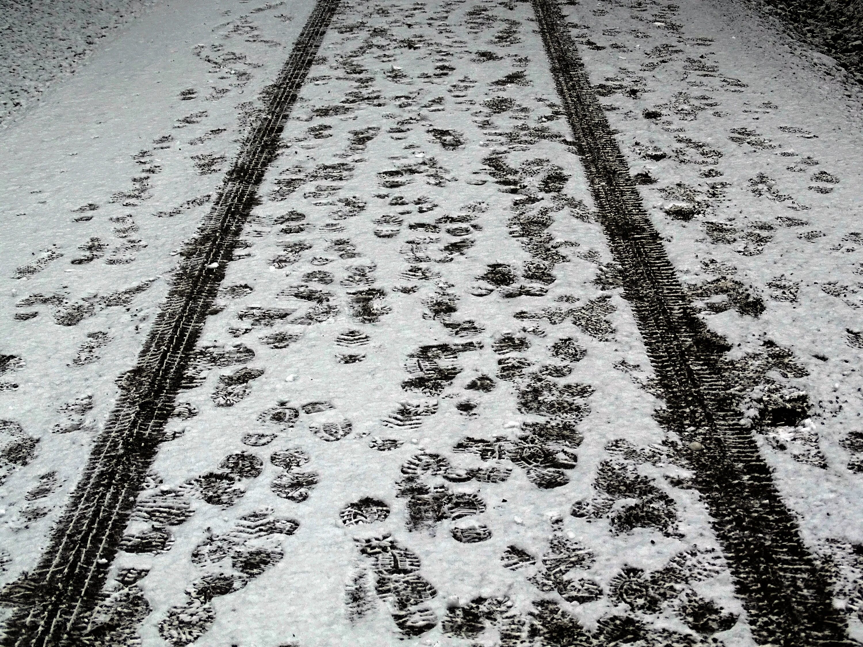 Снег весной на дороге. Мокрый снег на дороге. Снежная дорожка. Снег с дождем на дороге. Следы на дороге.