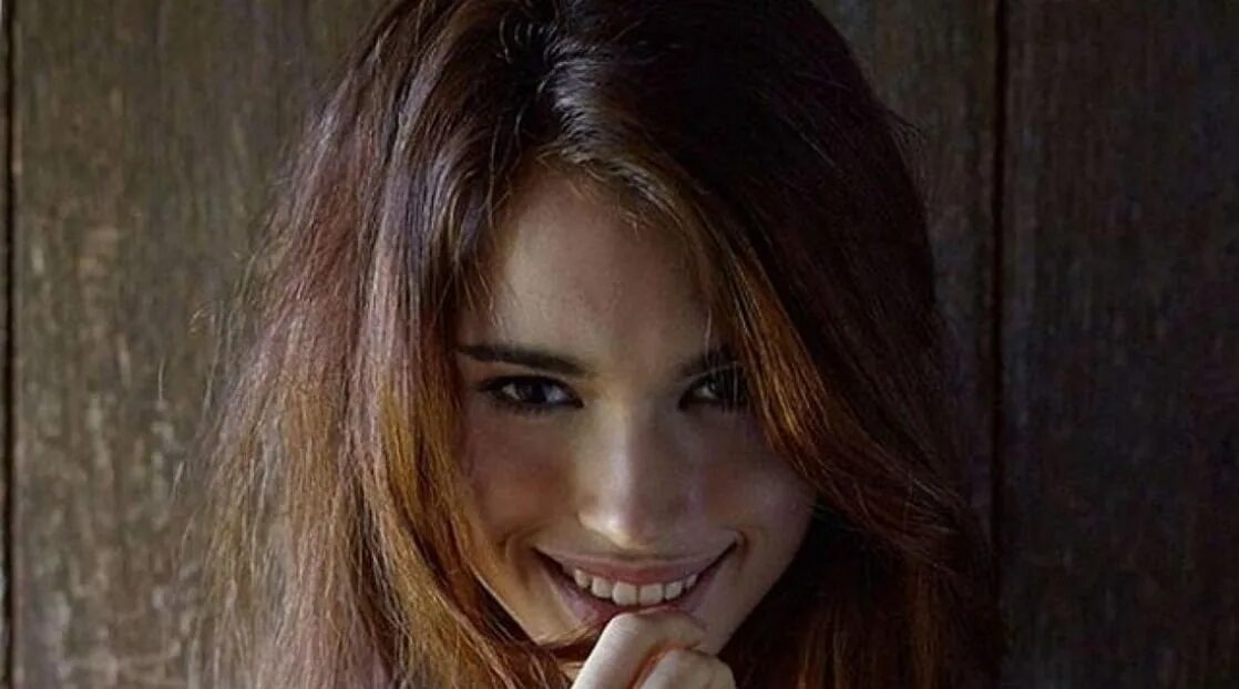 One leg cartoon. Девушка стесняется иллюстрация. Мульт девушка подросток черлидерша. Девочка смущенно улыбнулась танцовщица двигалась. Смущенная улыбка.