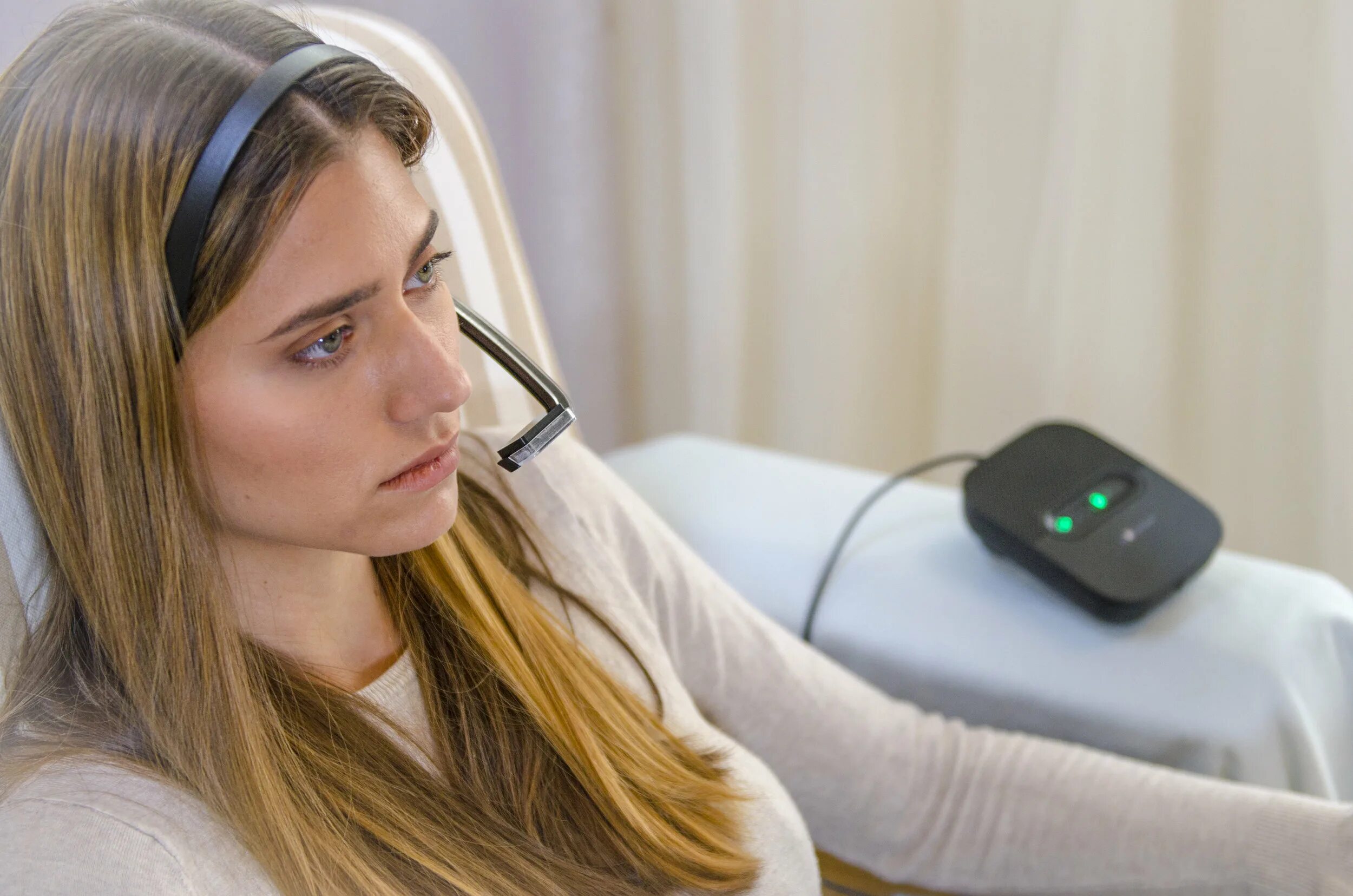 Eye control. Девушка device. девайс и его девушка. eye control device. device communication for person with eye and ear problem.