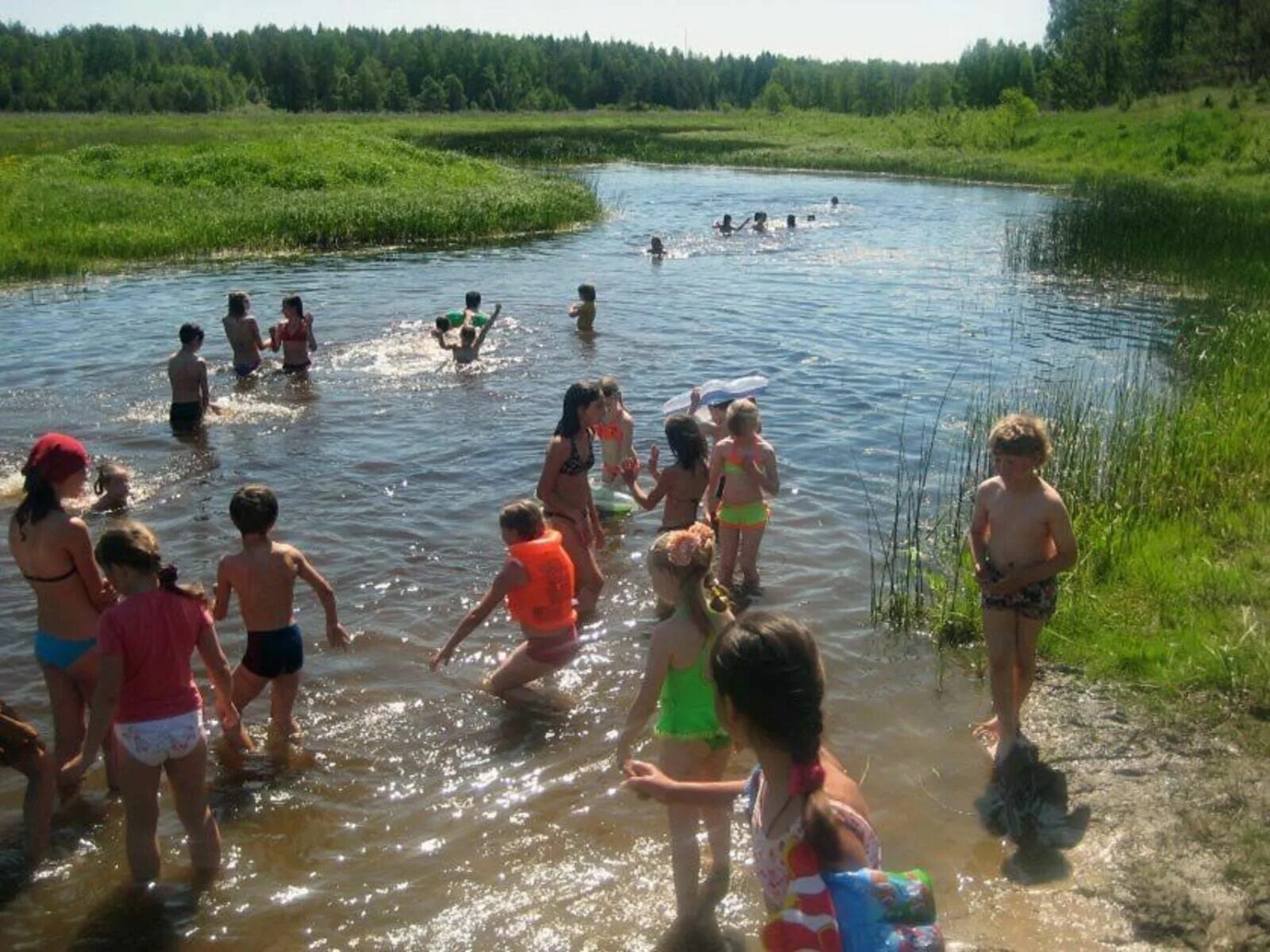 Русские летом на речке. Лето дети купаются в реке. Купаемся на речке. Летом на речке. Люди купаются на речке.