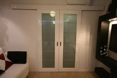 В комнате две двери