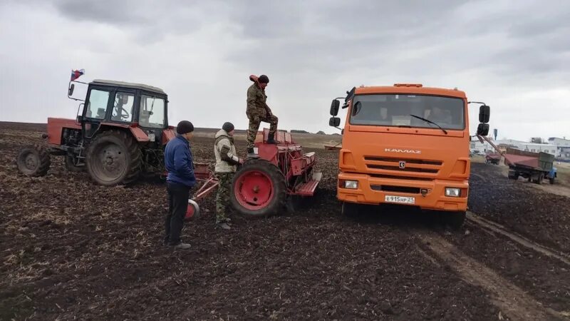 Погода красный партизан красногвардейский. Колхоз красный Партизан Ибресинского района. Колхоз красный Партизан Ибресинского района трактора. Колхоз красный Партизан Ибресинского района трактор т150к. Новочурашевское сельское поселение.