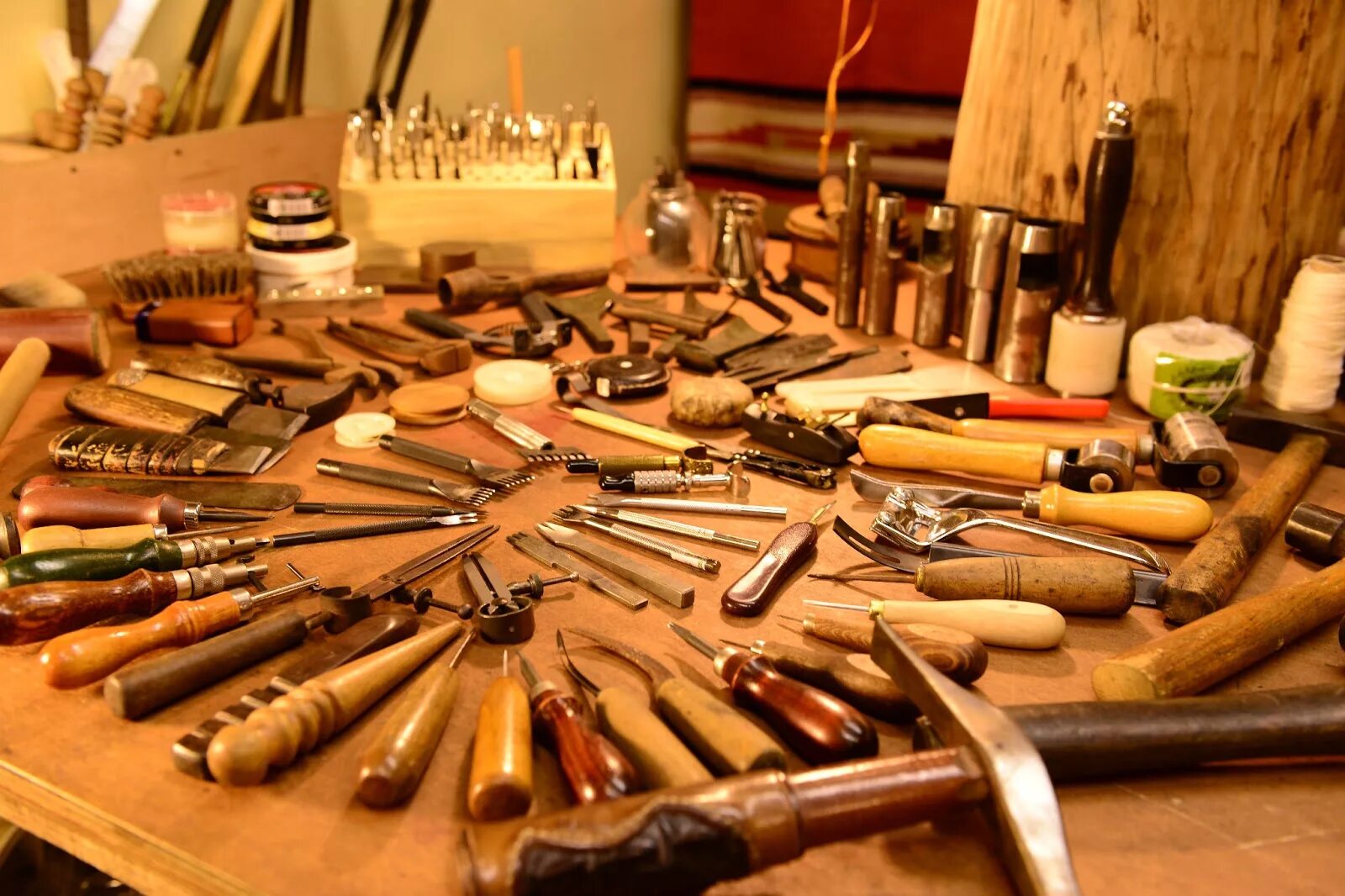 Инструменты кожевенника. Кожевенная мастерская инструменты. Сапожный инструмент. Инструменты для изготовления кожаных изделий.