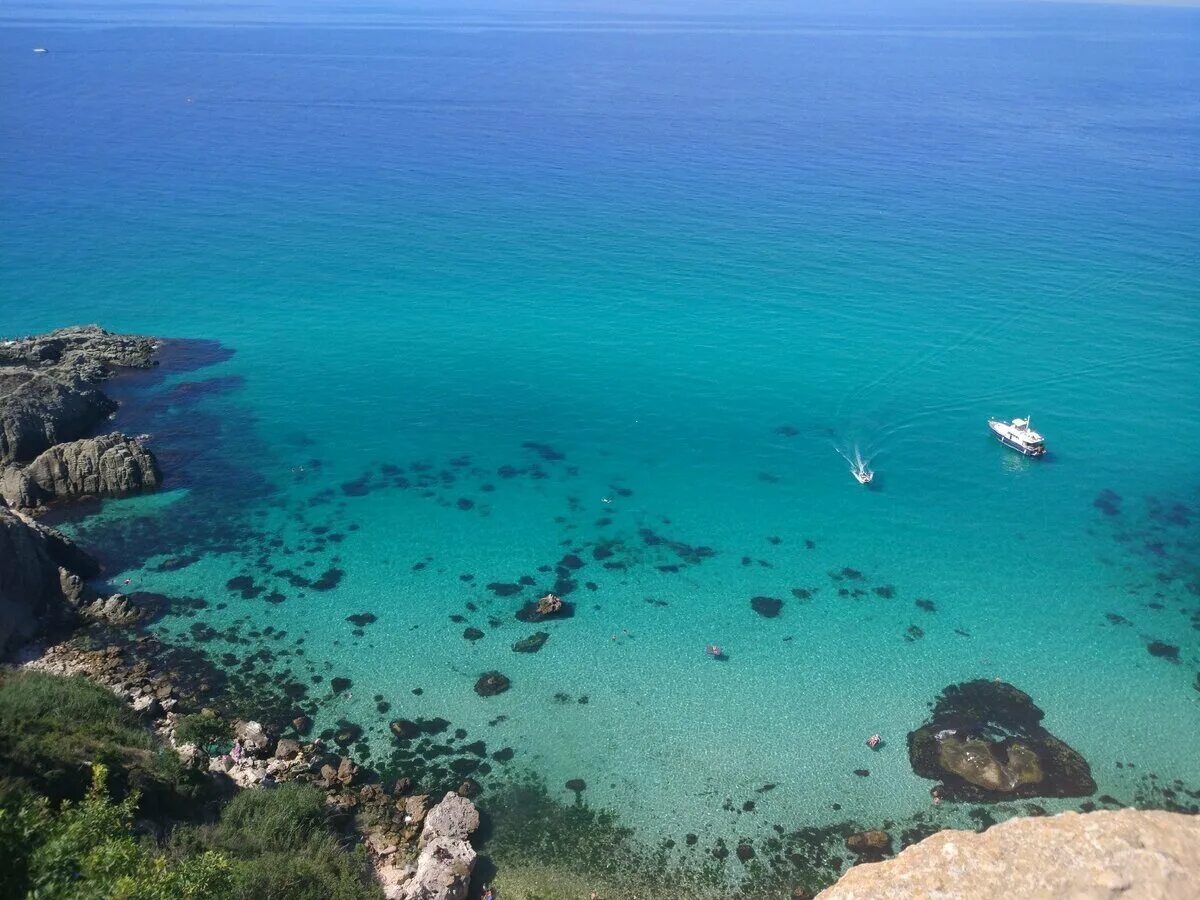 Самое чистое море в крыму. Беляус крым фото. Мыс опук керчь. Черное море алушта. Мыс опук песчаные пляжи.