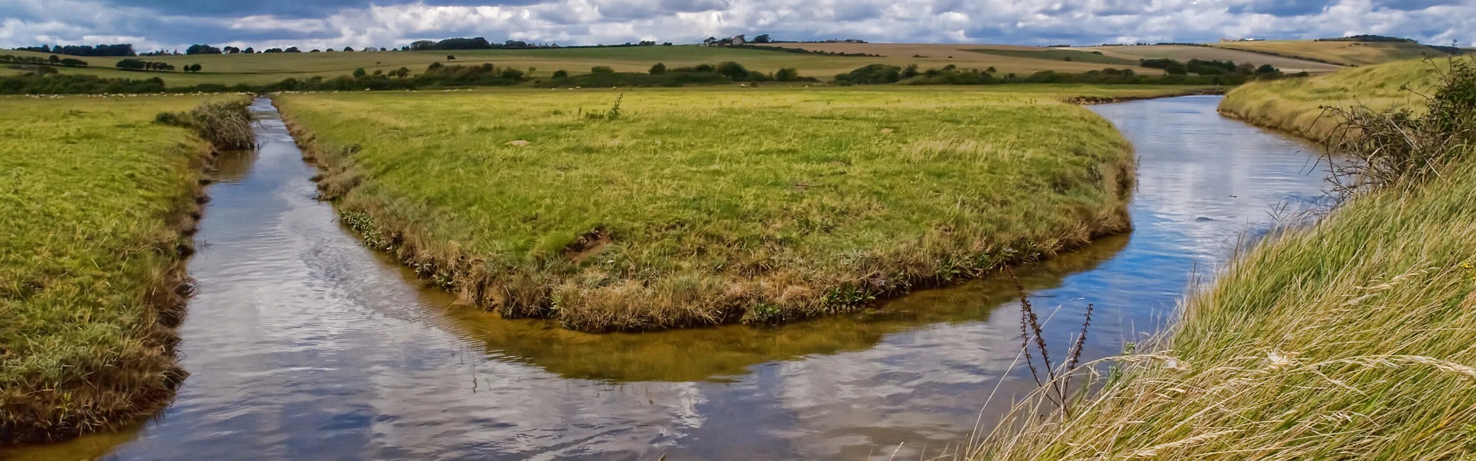 Оросительный канал в поле. Канал поля тут. Россия 1 логотип. Россия 1 логотип. Поля.