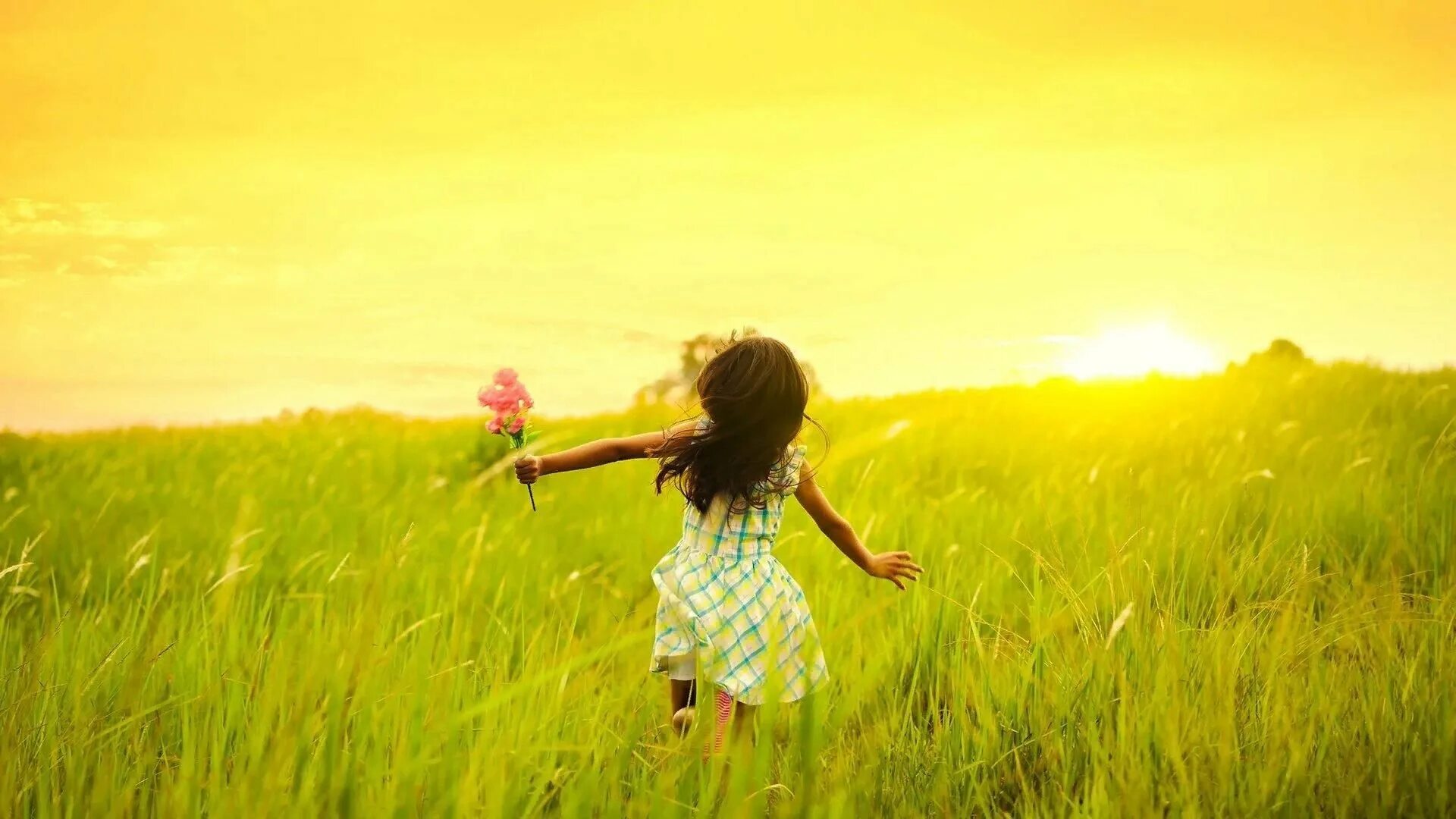 Ладони тянутся друг к другу. Девушка солнце счастье. Стихи о жизни и судьбе. Руки тянутся друг к другу. Небо на ладони.