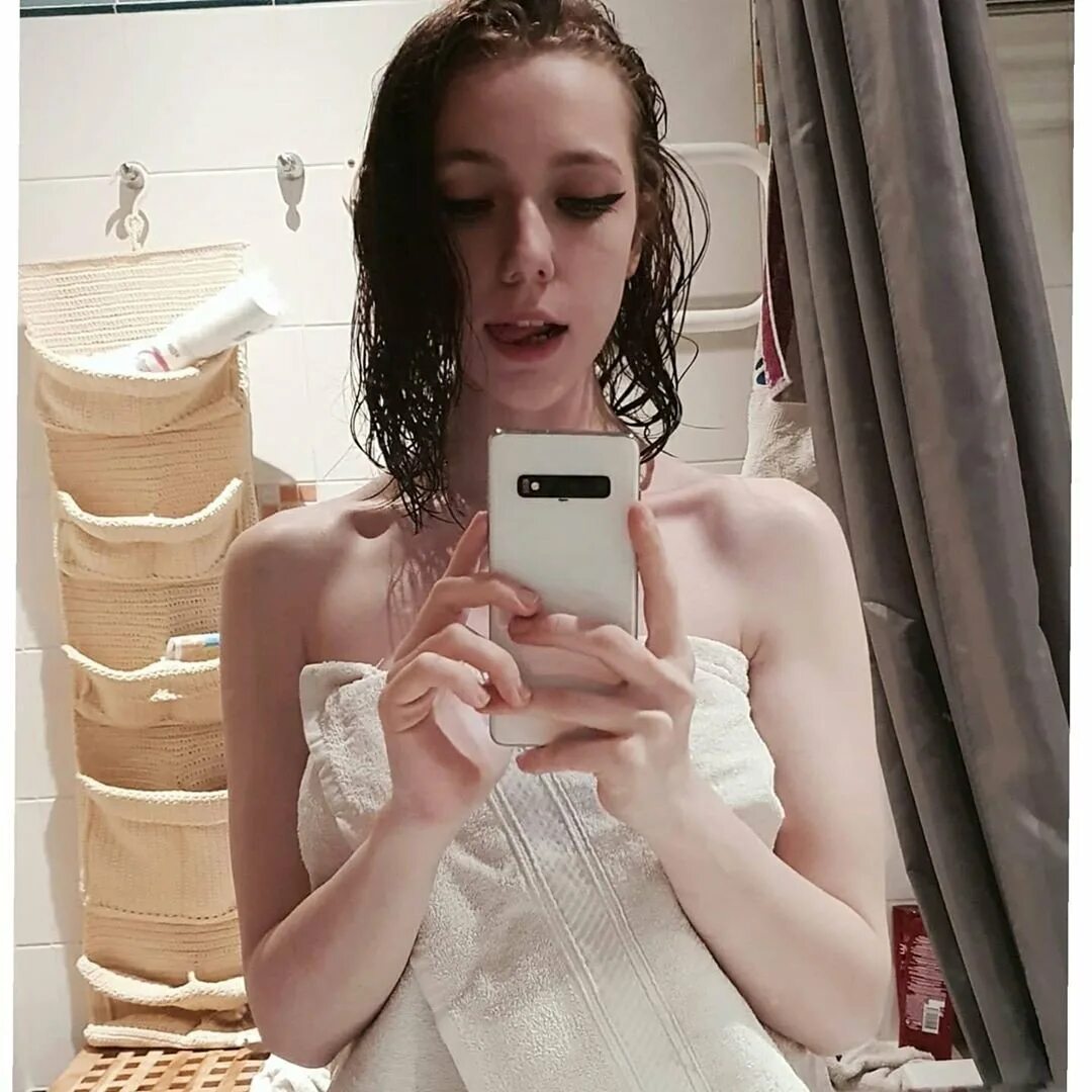 Angelina leaked. Angelina leaked. Анджелина джоли в юности фото. Анджелина джоли под наркотиками. Анджелина ли.