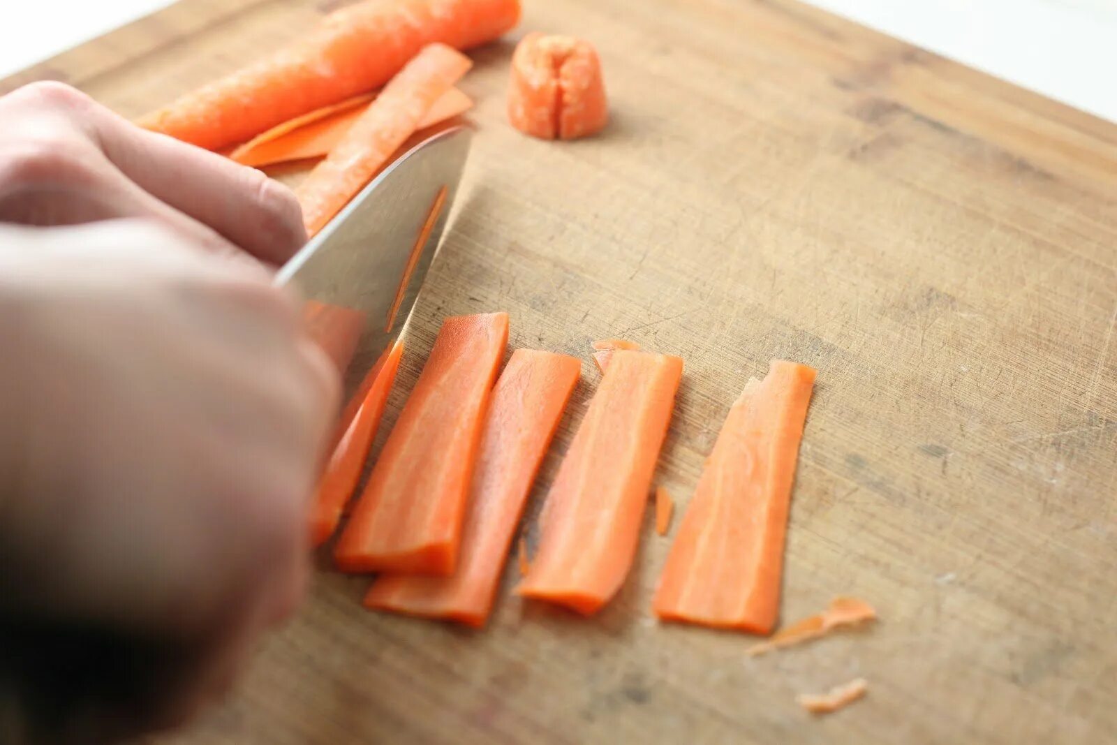 Нарезка капусты соломкой. Правильная техника нарезки. Манго фрукт порезан. Нарезать картошку на фии. Лайфхак про картошку.