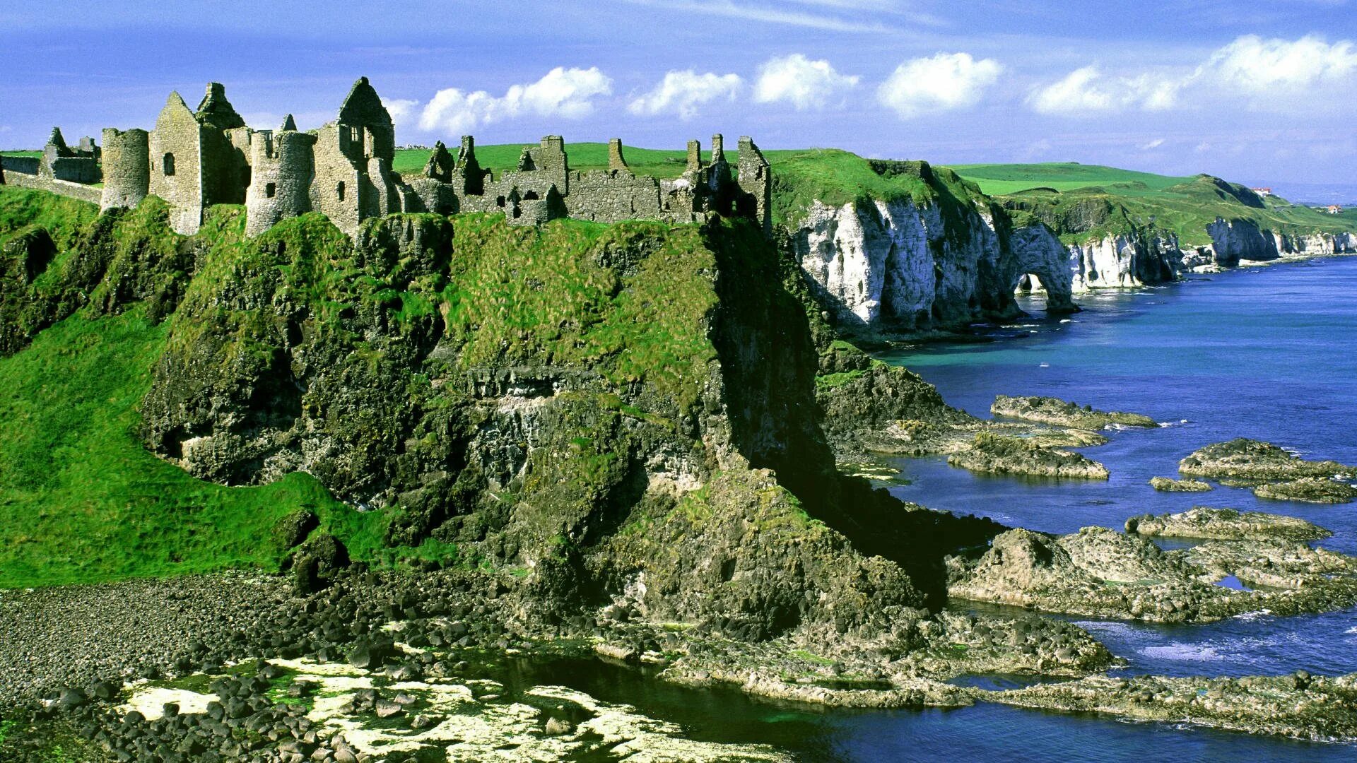 Страна замков какая страна. Замок Данлюс Ирландия. Изумрудный остров Ирландия. Графство Антрим Ирландия. Графство Антрим Северная Ирландия.