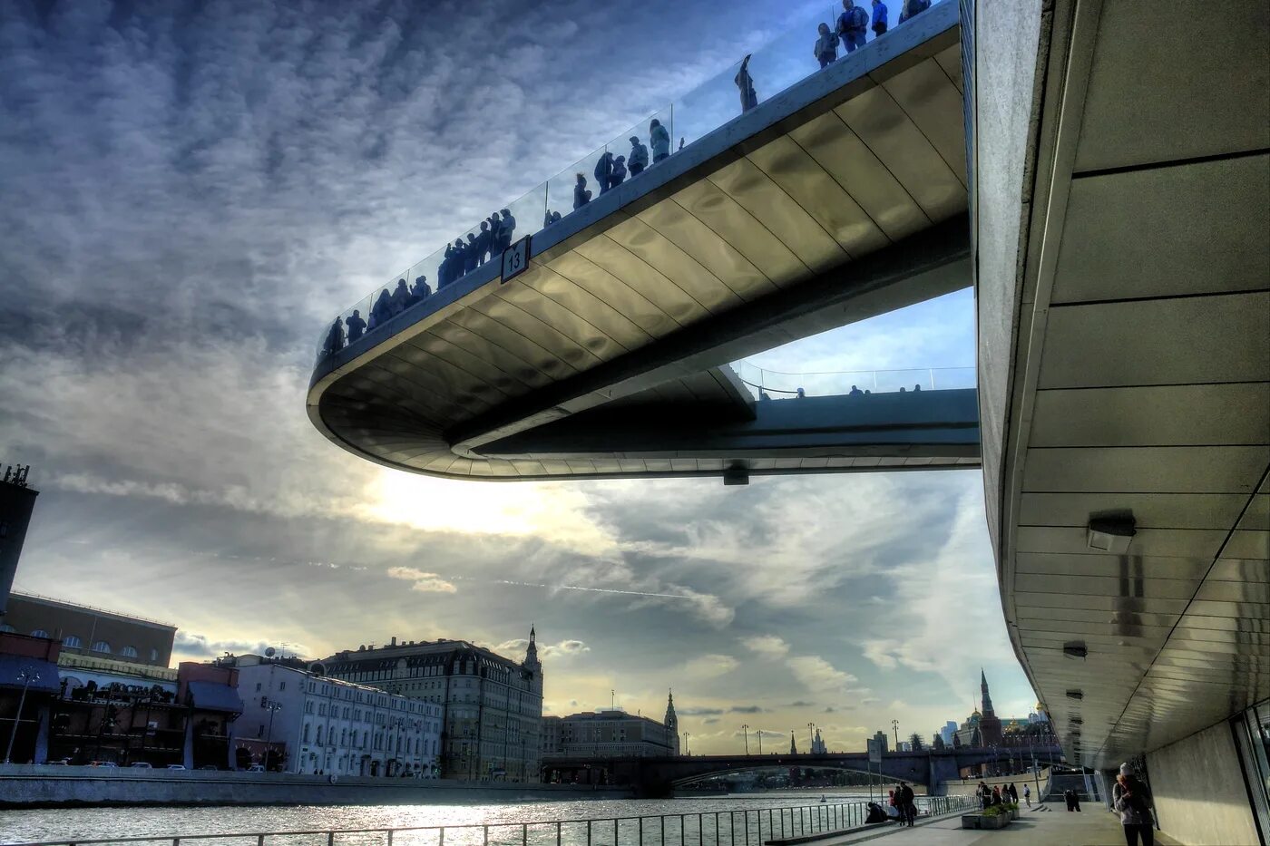 Парящий спб. Парк Зарядье мост. Парк Зарядье парящий мост. Парящий мост в Москве в парке Зарядье. Зарядье мост летающий.